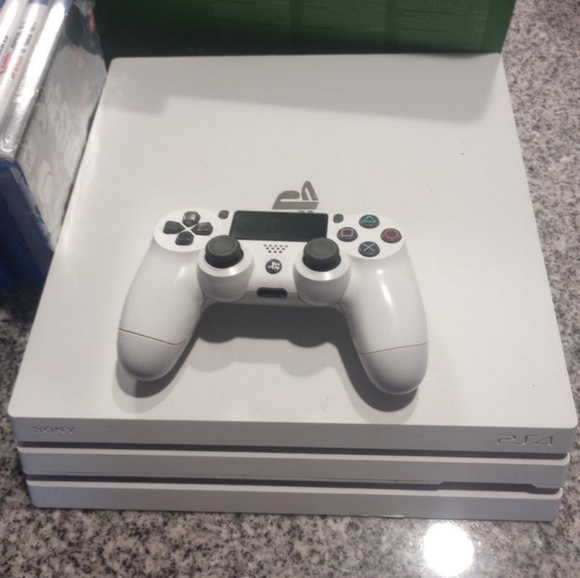 ps4 pro white - Picture 1 of 4
